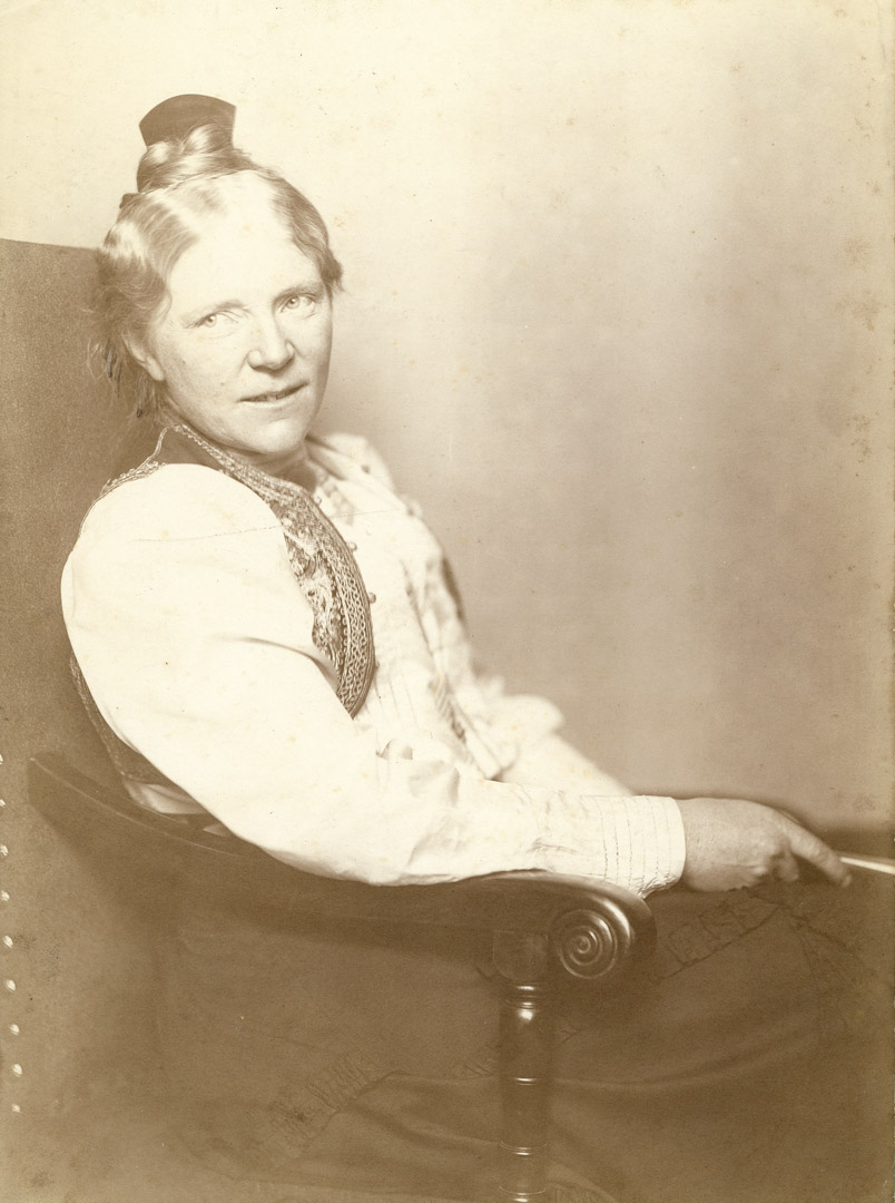 1b. N. Perscheid: Portræt af Anne Marie Carl-Nielsen. (1904). Fotografi.