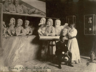 5. Dr. Schrøder, Altes Museum, Berlin: Carl Nielsen og Anne Marie Carl-Nielsen fotograferet på Akropolismuseet i Athen foran Anne Marie Carl-Nielsens kopi af Typhon. (1903). Fotografi.